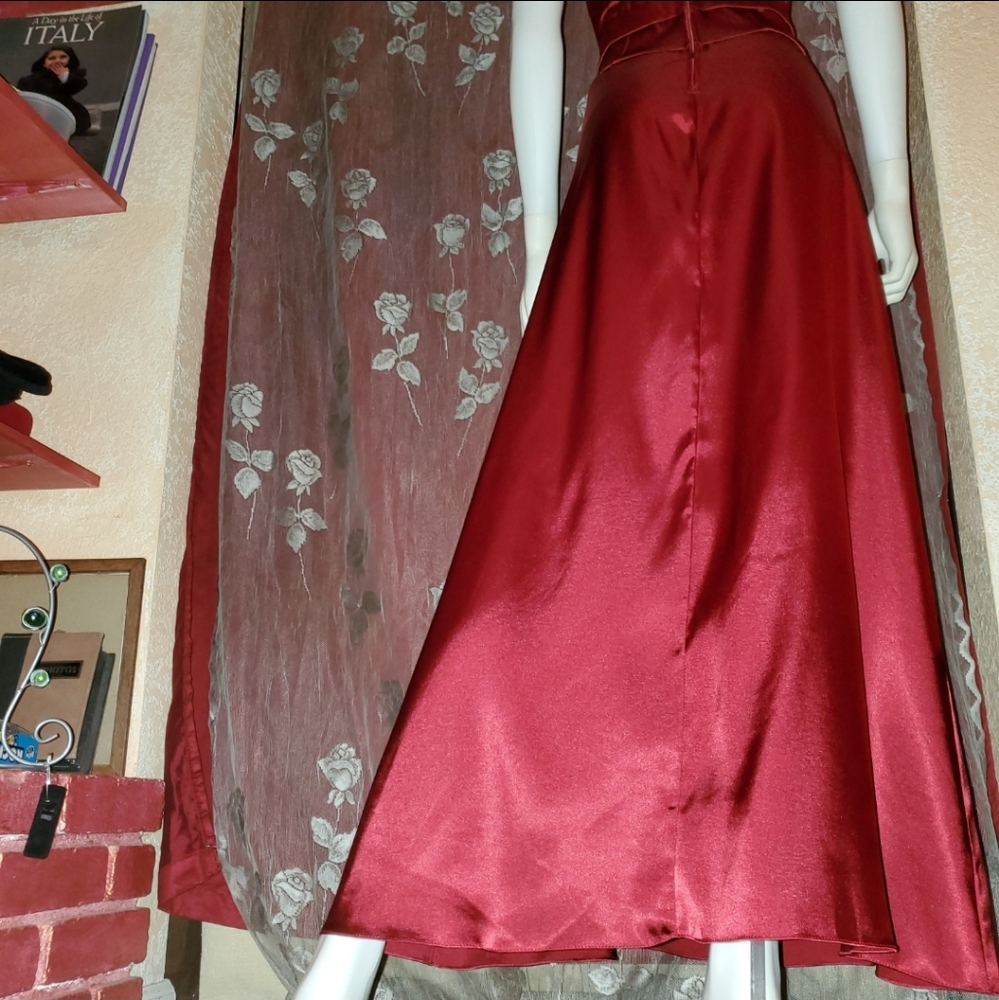 ❤NWOT- Gorgeous Red Satin Strapless Gown w/ Belted Waist ❤ - Picture 4 of 15